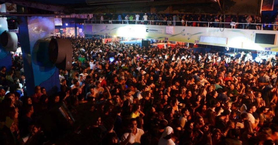 22.ago.2013 - Baile da Favorita acontece uma vez por mês na quadra da Rocinha, na Zona Sul do Rio de Janeiro