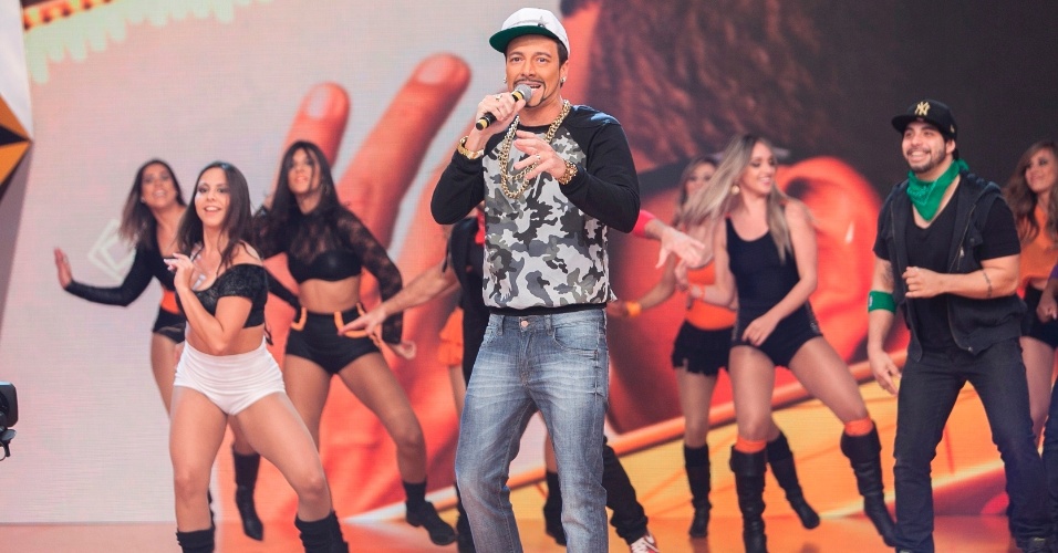 22.ago.2013- Rodrigo Faro canta sucesso de Naldo, ao vivo, no  "Legendários", neste domingo, 25