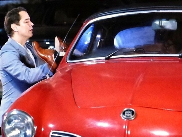 Em "Amor à Vida", Eron flagra Patricia e Michel sem roupa dentro do carro