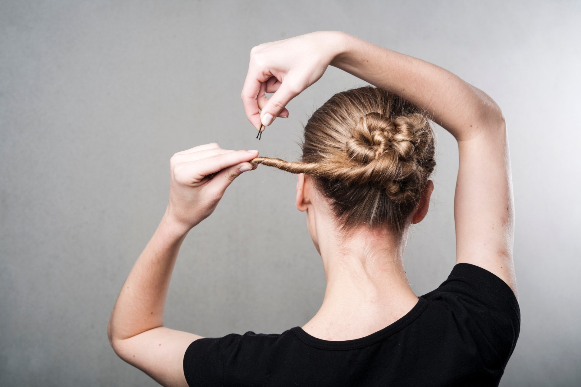 Tutorial: coque torcidinho é o penteado charmoso para a temporada - Christian Parente/UOL