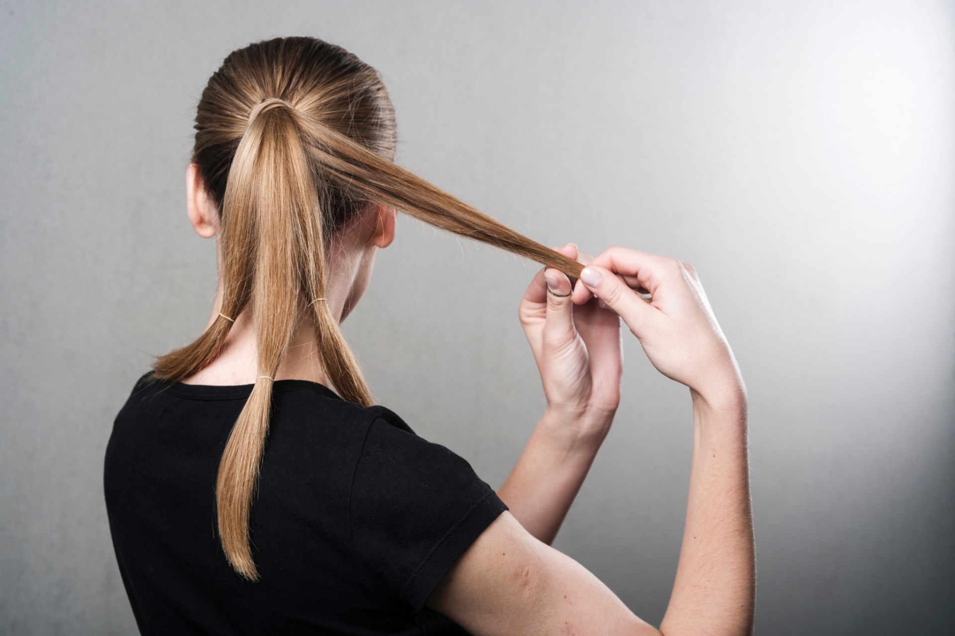 Tutorial: coque torcidinho é o penteado charmoso para a temporada - Christian Parente/UOL