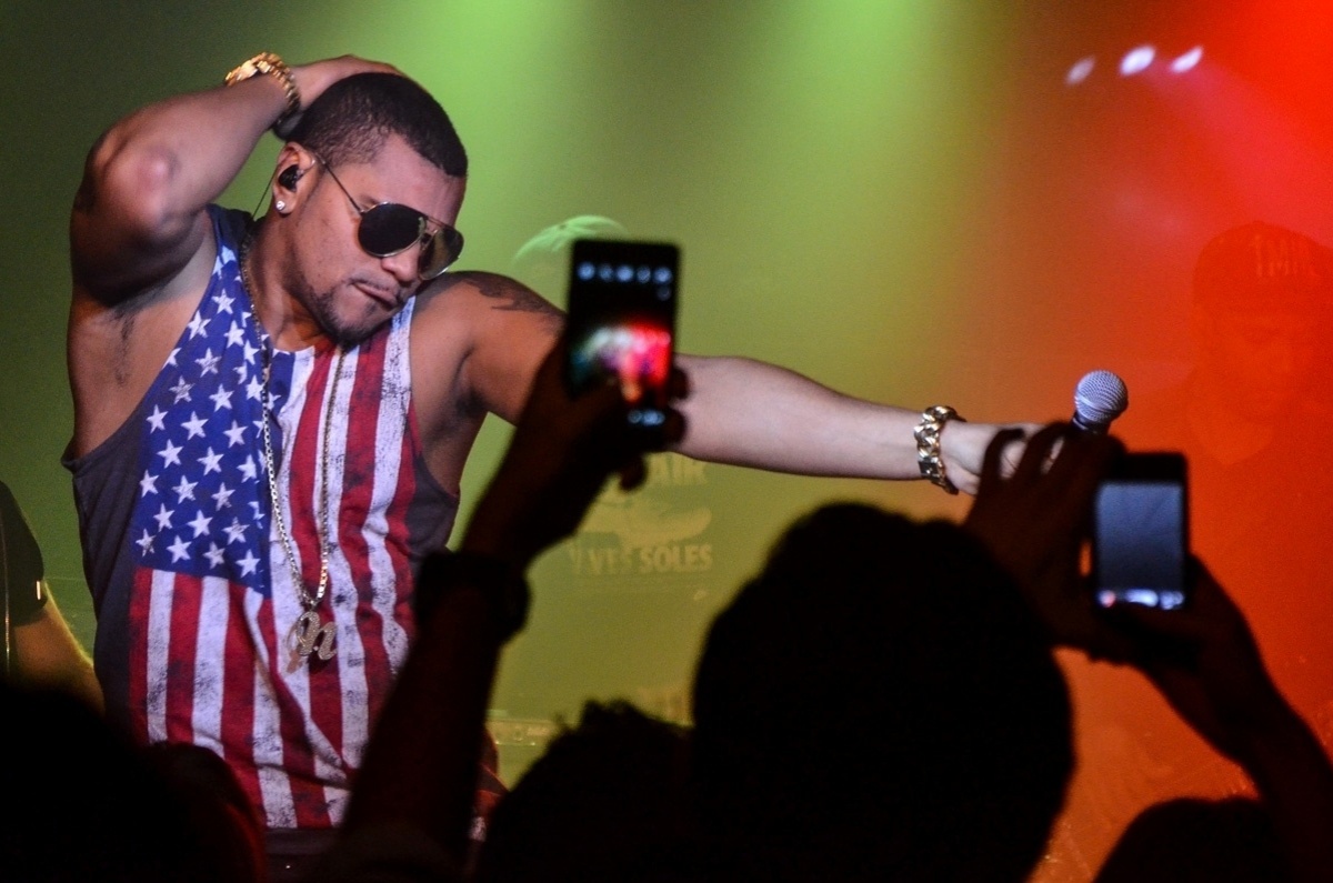 22.ago.2013 - Naldo Benny canta hits como "Amor de Chocolate" em show no Club A - Caio Duran/AgNews