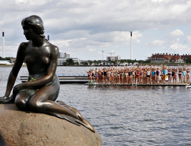 23.ago.2013 - Cem mulheres se reúnem para nadar em homenagem ao centenário da estátua da Pequena Sereia  em Copenhague, na Dinamarca - EFE/Nikolai Linares