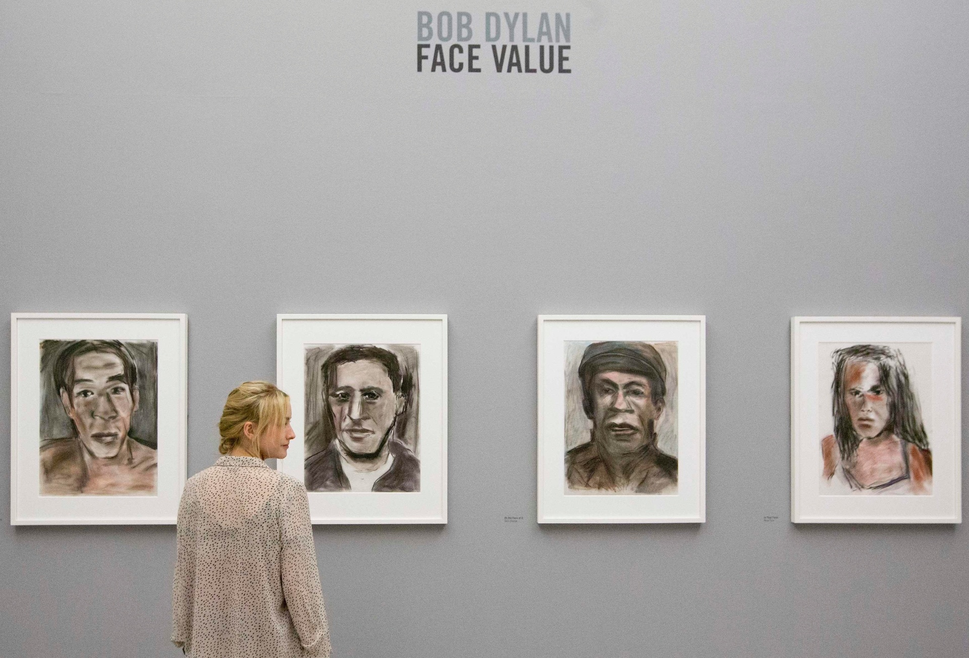 23.ago.2013 - O cantor Bob Dylan expõe 12 retratos feitos em tinta pastel na National Portrait Gallery de Londres. Os quadros, que pela primeira vez são mostrados ao público, misturam personagens reais a fictícios - Neil Hall/Reuters