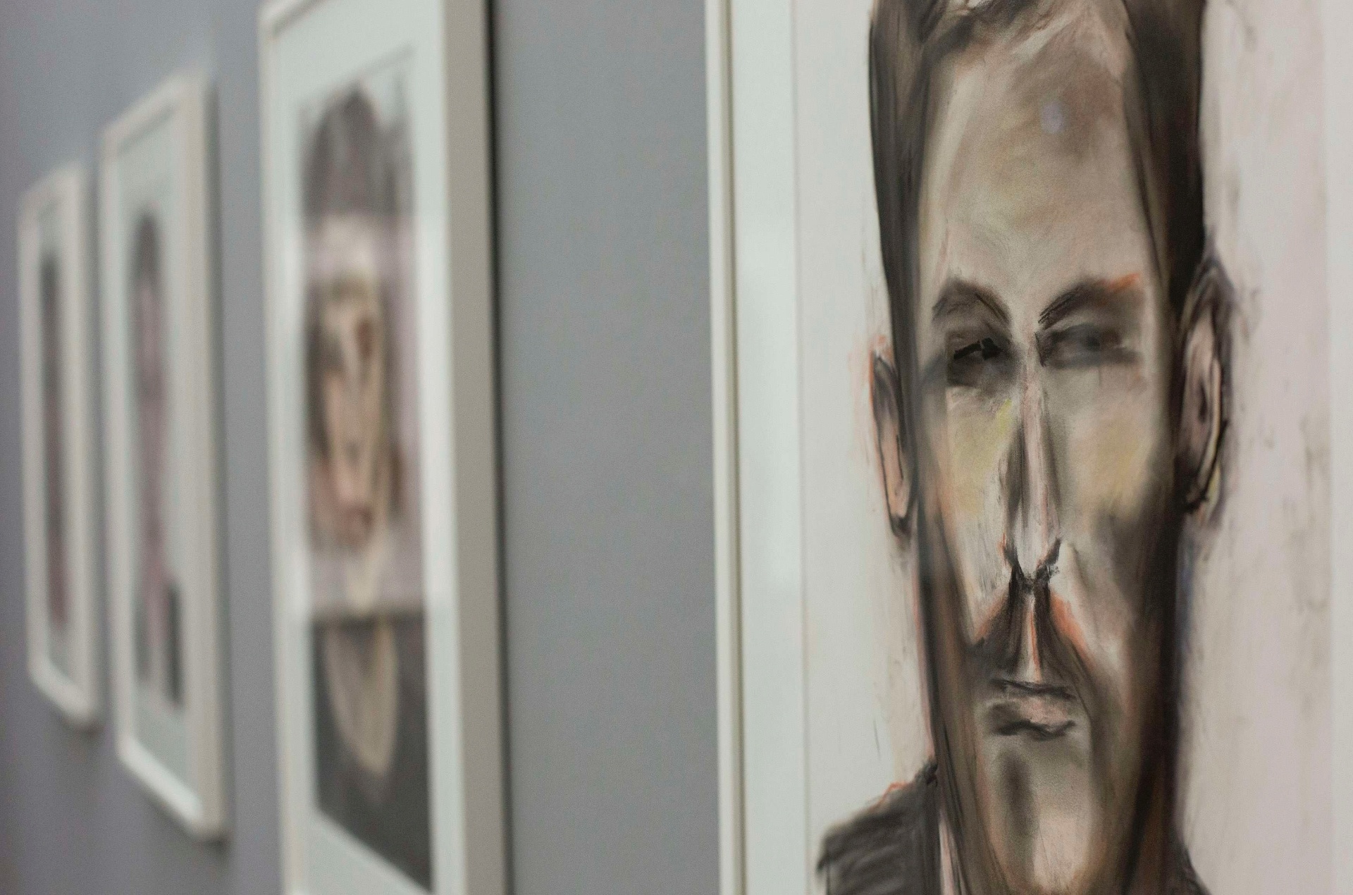 23.ago.2013 - O cantor Bob Dylan expõe 12 retratos feitos em tinta pastel na National Portrait Gallery de Londres. Os quadros, que pela primeira vez são mostrados ao público, misturam personagens reais a fictícios - Neil Hall/Reuters