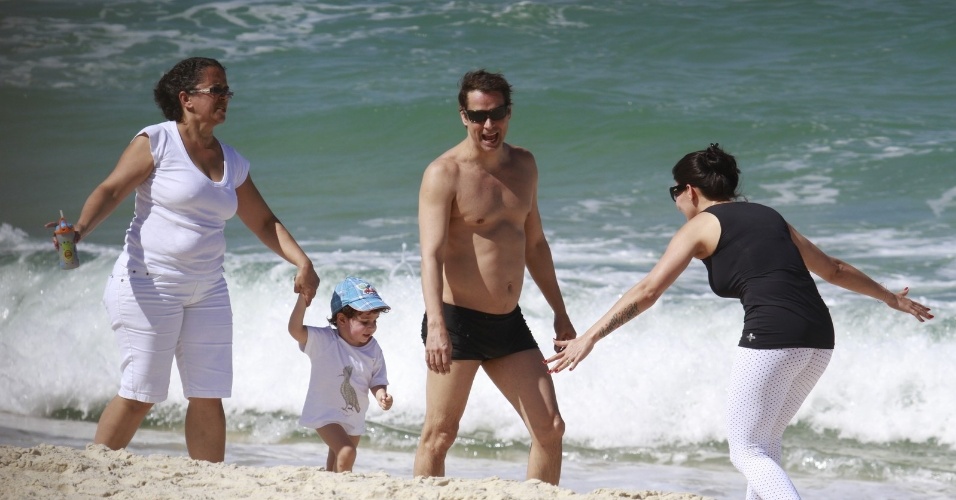 23.ago.2013- Marcello Antony aproveitou a sexta-feira de sol na praia da Barra da Tijuca, zona oeste do Rio, com a família