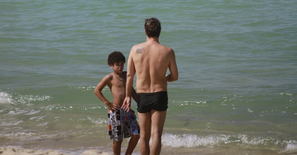 23.ago.2013- Marcello Antony aproveitou a sexta-feira de sol na praia da Barra da Tijuca, zona oeste do Rio, com a família