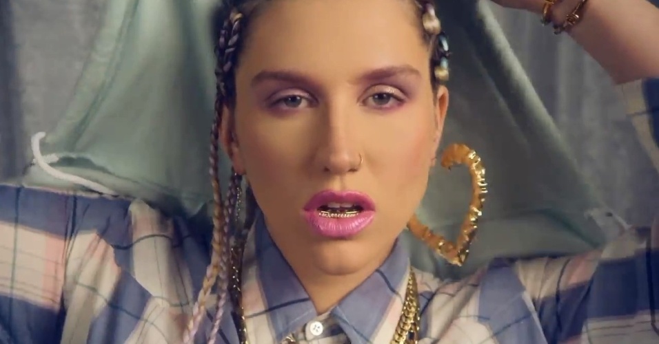 A cantora Ke$ha exibiu um grillz dourado nos dentes de baixo no videoclipe de "Crazy Kids"