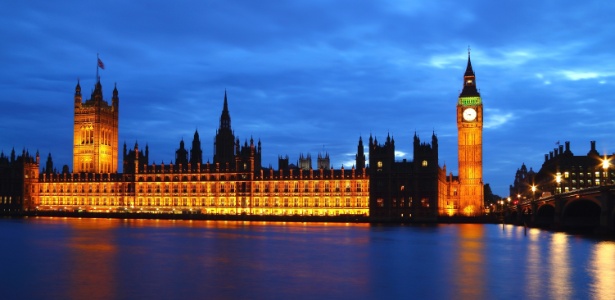 À noite, o Parlamento e o Big Ben se iluminam, em Londres - Thinkstock