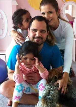 Após passar por cirurgia de retirada da vesícula, Luciano volta para casa e tira foto com a família - Divulgação