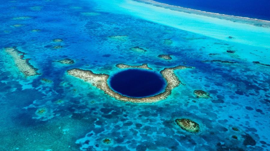 Visto do alto, o Great Blue Hole é uma das imagens mais bonitas de Belize - Getty Images