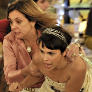 Carminha invade casamento de Nina em "Avenida Brasil" (2012) - TV Globo/Divulgação - TV Globo/Divulgação