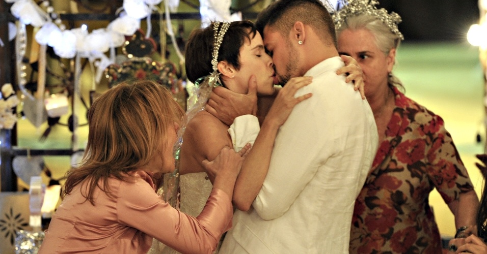 Em "Avenida Brasil" (2012), durante o casamento de Nina (Debora Falabella) e Jorginho (Cauã Reymond) no lixão, Carminha (Adriana Esteves) invade a cerimônia