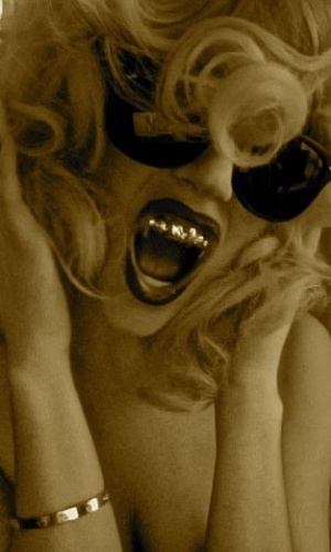Lady Gaga lançou tendência e, em 2010, apareceu com um grillz que tinha dentes de vampiro