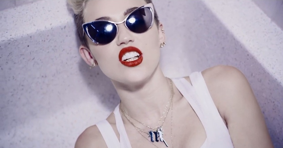 Miley Cyrus usa grillz no clipe de "We Don't Stop". Em entrevista à revista "Harper's Bazaar", ela revelou que tem três modelos do acessório