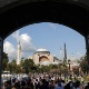 Turistas e locais passeiam pela praça Sultanahmet em Istambul, com o monumento  Hagia Sophia, da era bizantina, ao fundo - Murad Sezer/Reuters