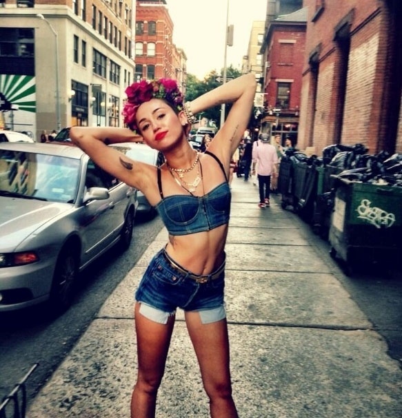 24.ago.2013 - Milei Cyrus posta foto de roupa curta