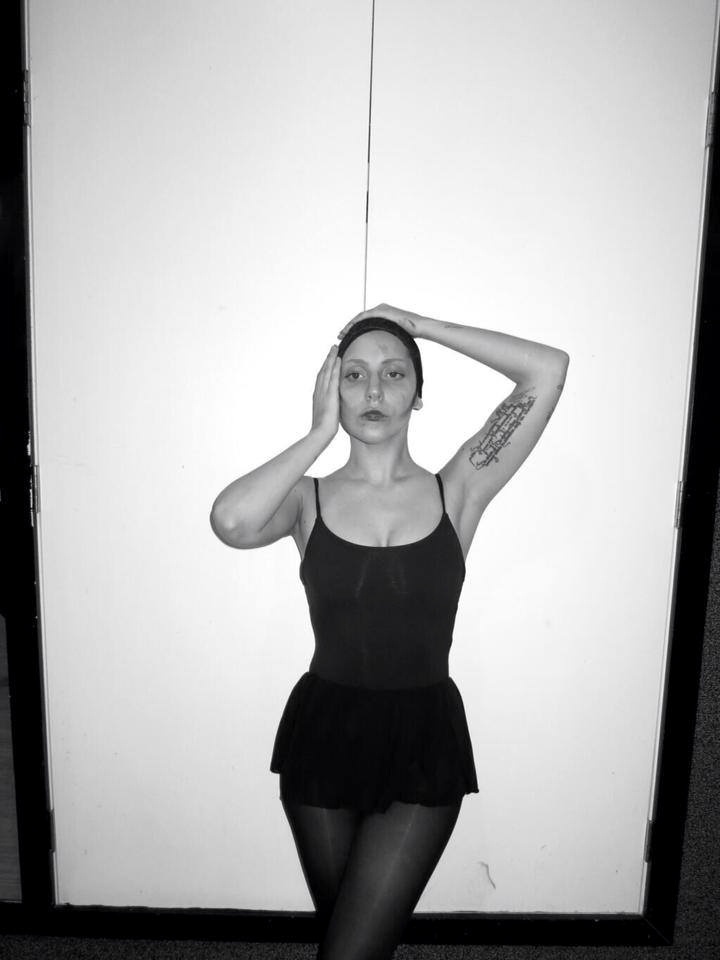 23.ago.2013 - Cantora Lady Gaga publica fotos do ensaio para o VMA, que acontece este domingo 