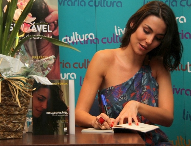 24.ago.2013 - A atriz Mel Fronckowiak autografa exemplares de seu livro no Rio de Janeiro