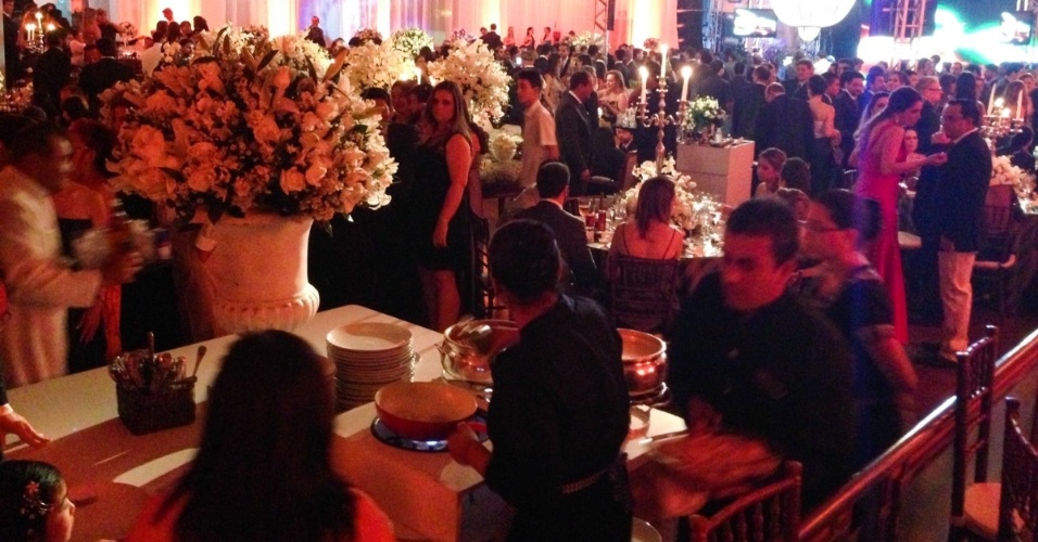 24.ago.2013 - A festa de casamento de Karina Sato e Felipe Abreu é para 600 convidados