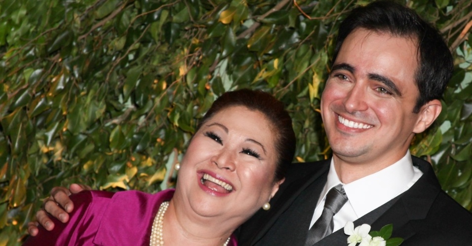 24.ago.2013 - A mãe da noiva, Dona Kika, posa com o noivo Felipe Abreu