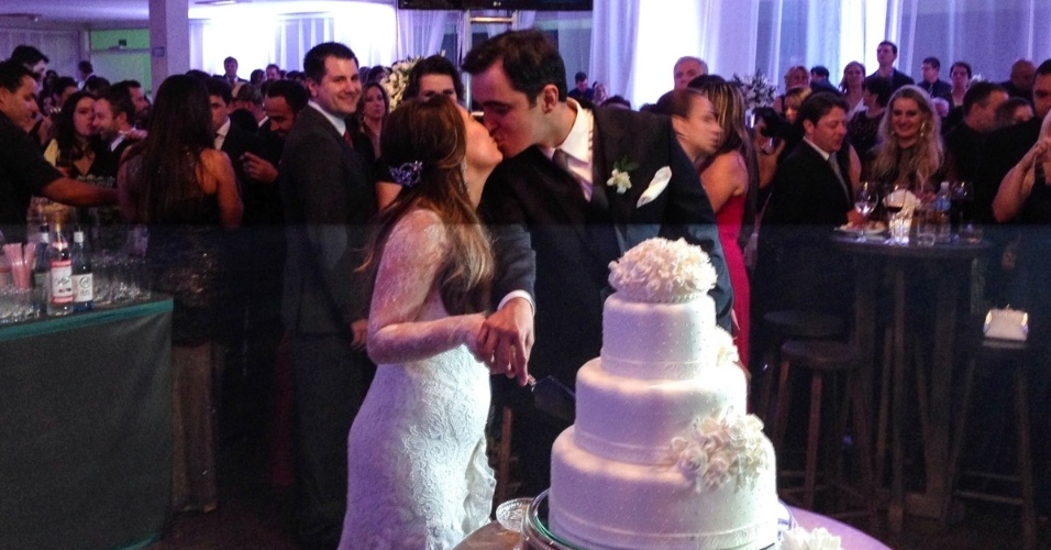 24.ago.2013 - Após a cerimônia, Karina Sato e Felipe Abreu se beijam