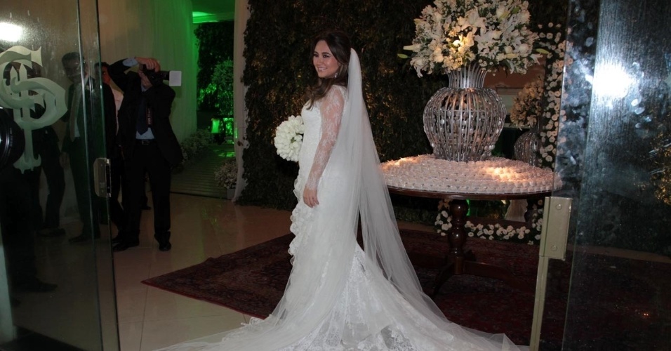 24.ago.2013 - Karina Sato exibe seu vestido de noiva