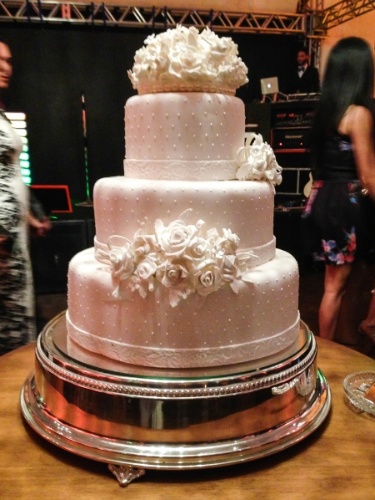 24.ago.2013 - O bolo de casamento de Karina Sato e Felipe Abreu. A festa é para 600 convidados