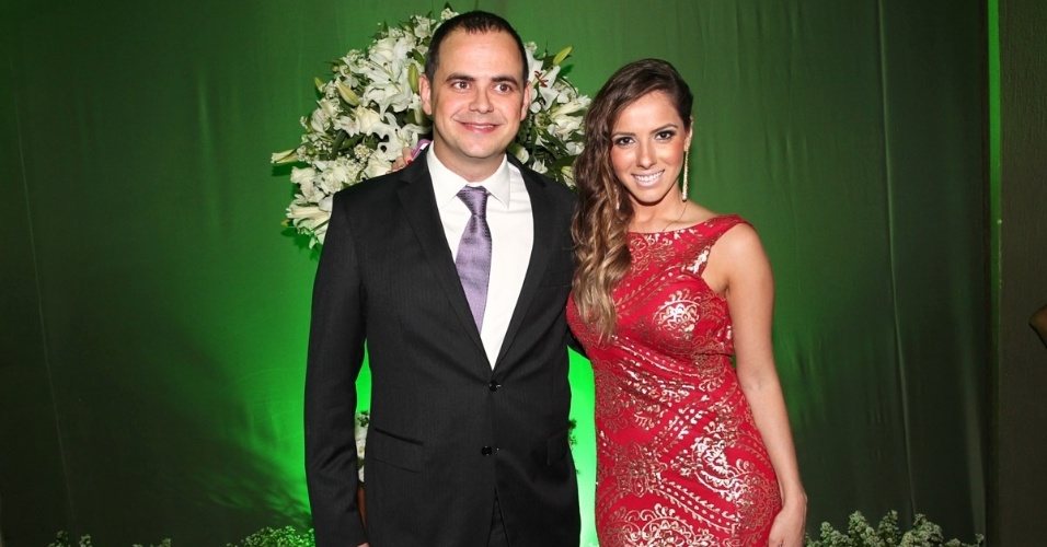 24.ago.2013 - O humorista Carioca e a mulher, Paola Machado