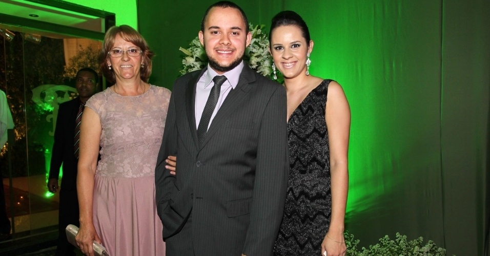 24.ago.2013 - O humorista do "Pânico" Gui Santana vai ao casamento de Karina Sato com a família