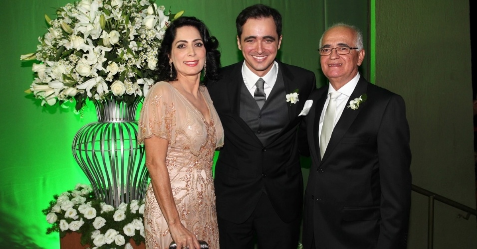24.ago.2013 - O noivo Felipe Abreu com os pais