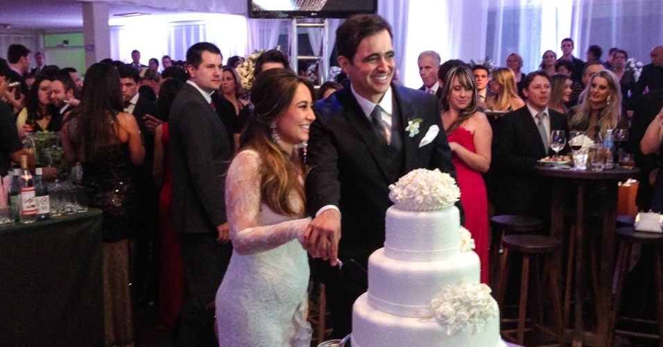 24.ago.2013 - Os noivos Karina Sato e Felipe Abreu posam juntos
