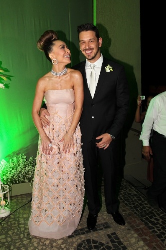 24.ago.2013 - Sabrina Sato e João Vicente Castro no casamento da irmã da apresentadora, Karina