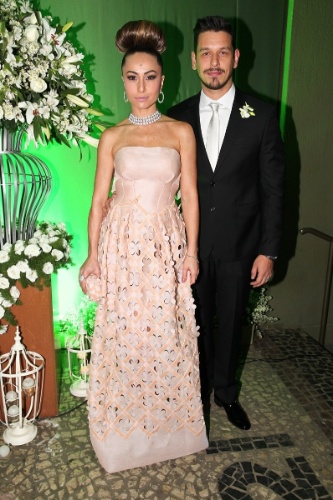 24.ago.2013 - Sabrina Sato e o namorado, João Vicente Castro vão ao casamento de Karina