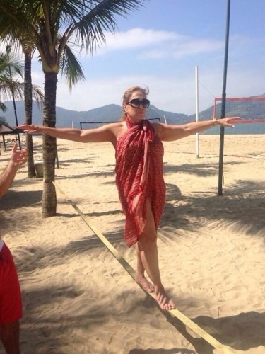 24.ago.2013 - Susana Vieira pratica slackline em praia