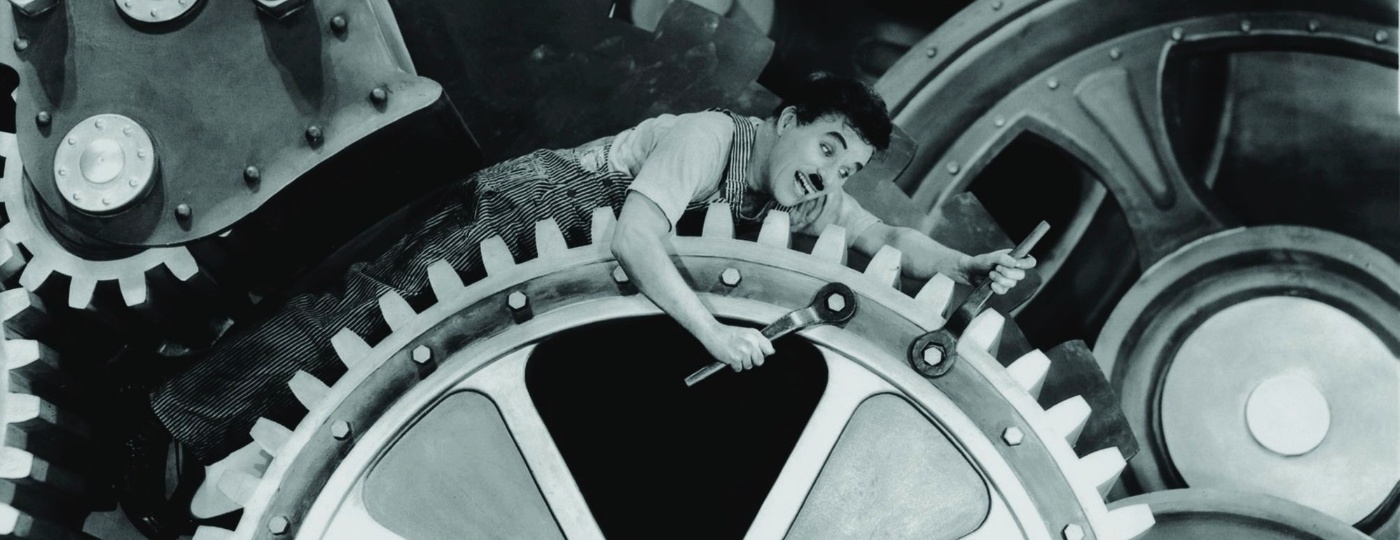 Chaplin em cena de "Tempos Modernos", filme no qual atuou, dirigiu, editou, escreveu roteiro e fez a trilha sonora - Divulgação