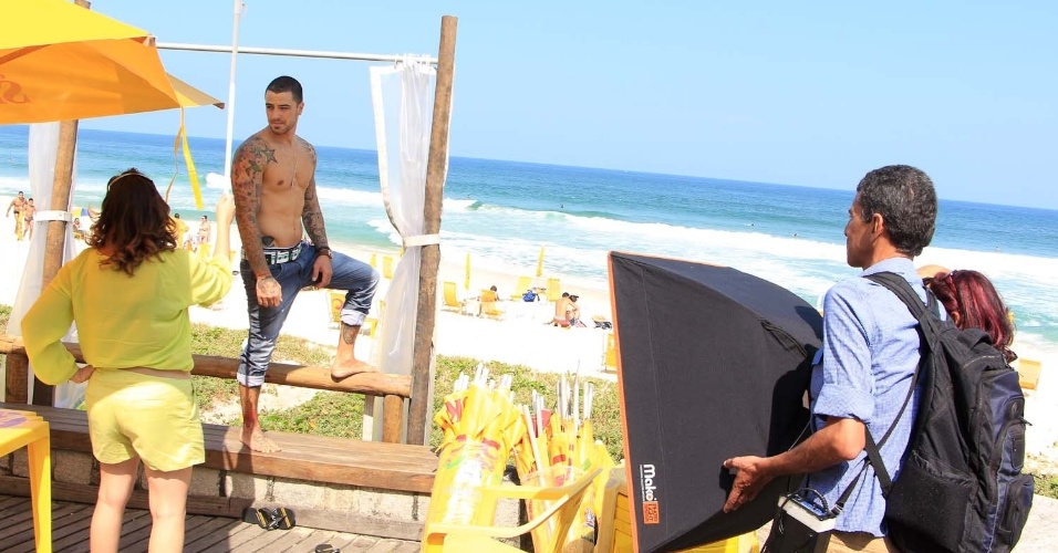 24.ago.2012 - O ator Felipe Titto, que vive o mordomo Wagner em "Amor À Vida", participa de uma sessão de fotos para uma marca de roupas no Rio de Janeiro