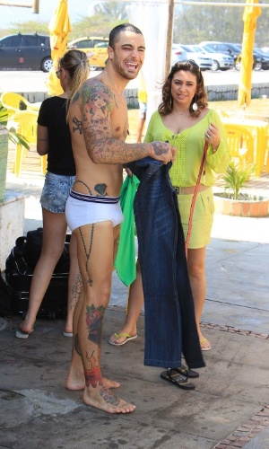 24.ago.2012 - O ator Felipe Titto, que vive o mordomo Wagner em "Amor À Vida", participa de uma sessão de fotos para uma marca de roupas no Rio de Janeiro