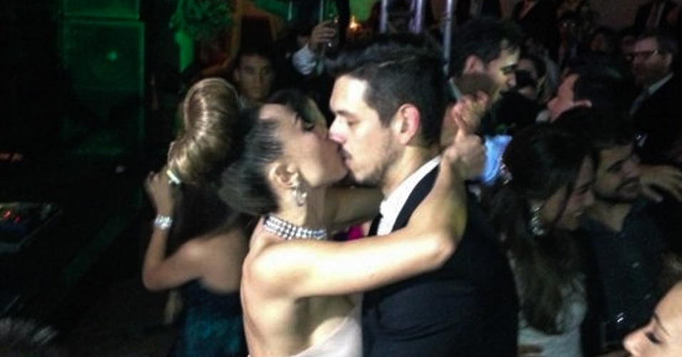 24.ago.2013 - Sabrina Sato e o namorado, João Vicente Castro, curtem aos beijos o casamento da irmã de Sabrina