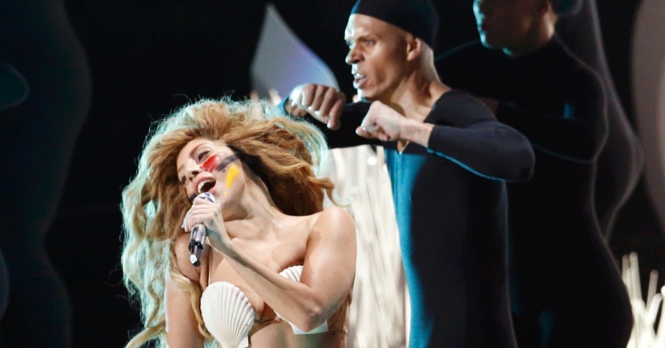 25.ago.2013 - Ao final da apresentação de "Applause" no VMA 2013, Lady Gaga estava de biquíni, com o rosto pintado