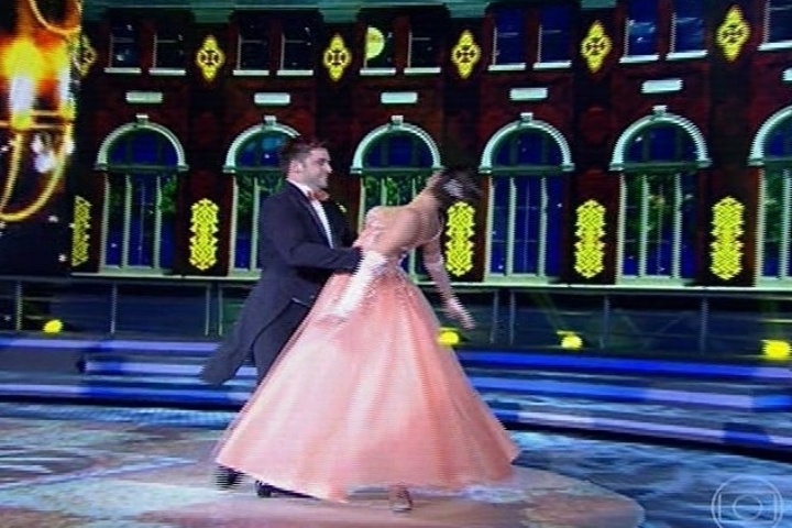 25.ago.2013 - Bruna Marquezine recebe elogios pela valsa na "Dança dos Famosos"
