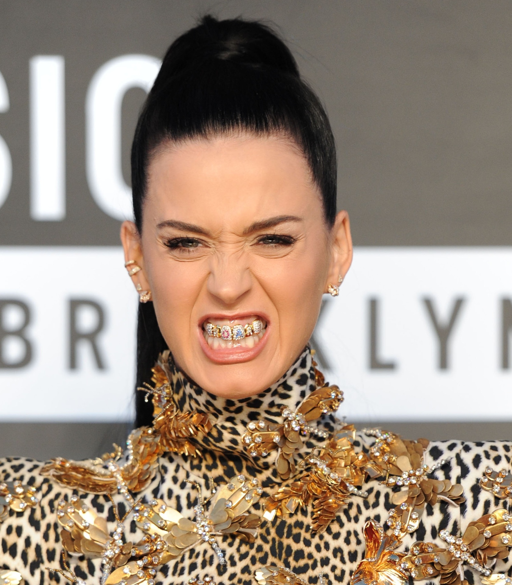 25.ago.2013 - Kary Perry chega para o Video Music Awards usando acessórios nos dentes com letras formando "Roar", título de sua mais recente música - Evan Agostini/AP
