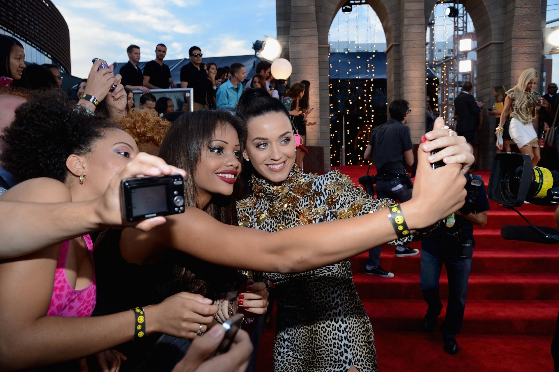 25.ago.2013 - Katy Perry tira foto com fãs no tapete vermelho do Barclays Center, em Nova York, para a cerimônia do Video Music Awards 2013 - Larry Busacca/Getty Imagens