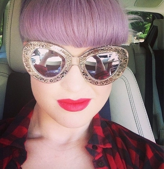 25.ago.2013 - Kelly Osbourne publica foto de óculos extravagante