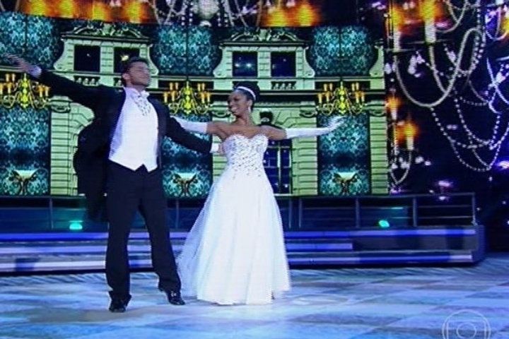 25.ago.2013 - Klebber Toledo dança valsa elegantemente