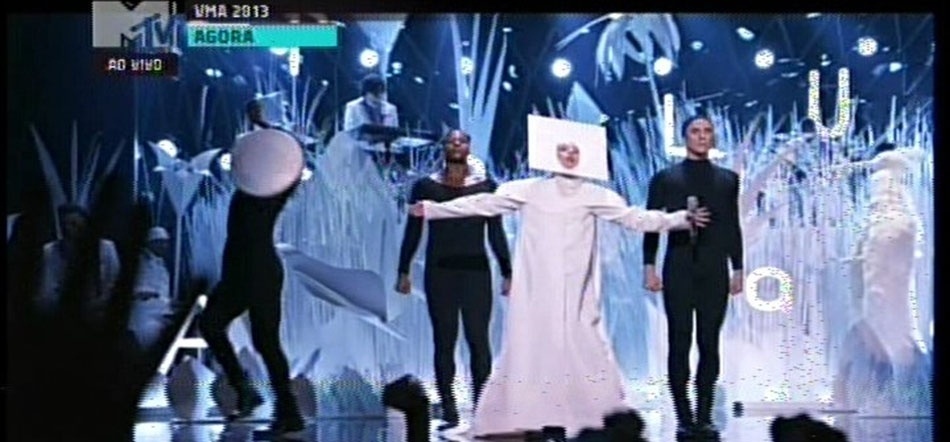 25.ago.2013 - Lady Gaga foi o primeiro rosto a aparecer na premiação do VMA. Ela fez uma pequena introdução para 