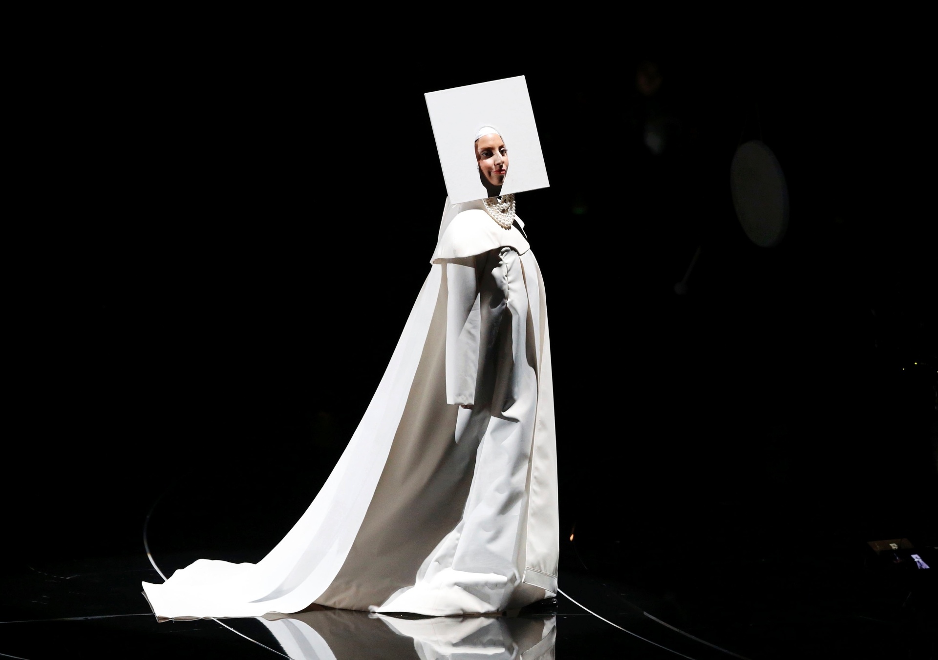 25.ago.2013 - Lady Gaga foi o primeiro rosto a aparecer na premiação do VMA. Ela fez uma pequena introdução para "Applause", seu novo single, com o rosto sem maquiagem e toda de branco - Lucas Jackson/Reuters