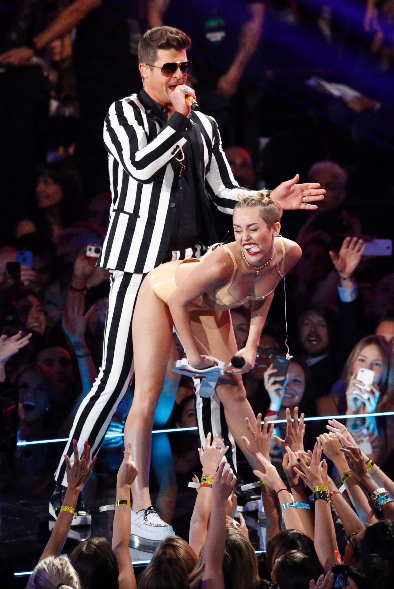 25.ago.2013 - Miley Cyrus e Robin Thicke cantam "We Can't Stop" e "Blurred Lines" juntos no palco do VMA 2013 - Lucas Jackson/Reuters