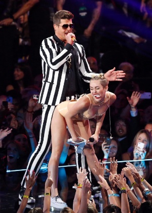 25.ago.2013 - Miley Cyrus e Robin Thicke cantam "We Can"t Stop" e "Blurred Lines" juntos no palco do VMA 2013 - Lucas Jackson/Reuters