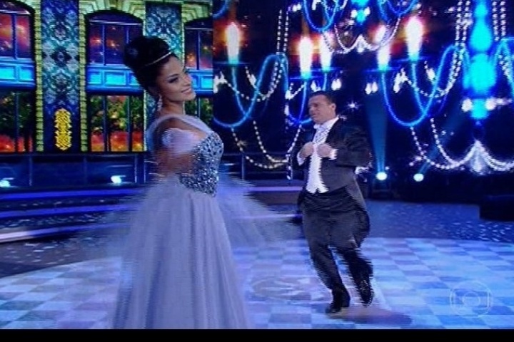 25.ago.2013 - Na "Dança dos Famosos" desde domingo, Adriano Garib foi o primeiro competidor a dançar valsa